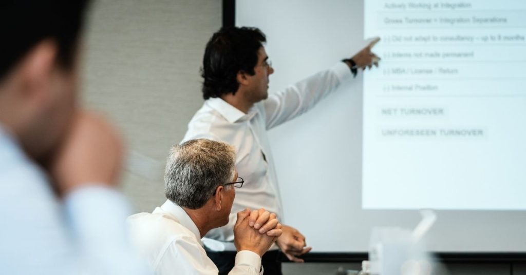 Equipe de RH em reunião discutindo e comunicando o impacto da isenção do IRPF aos colaboradores.