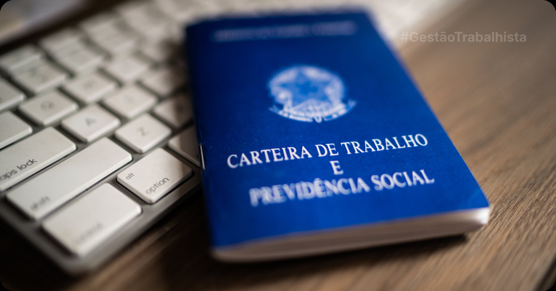 Carteira de trabalho em cima de um teclado de computador representando o fim da escala 6X1